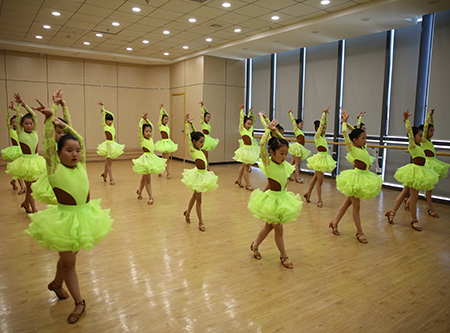 女子六级独舞班学员在上课